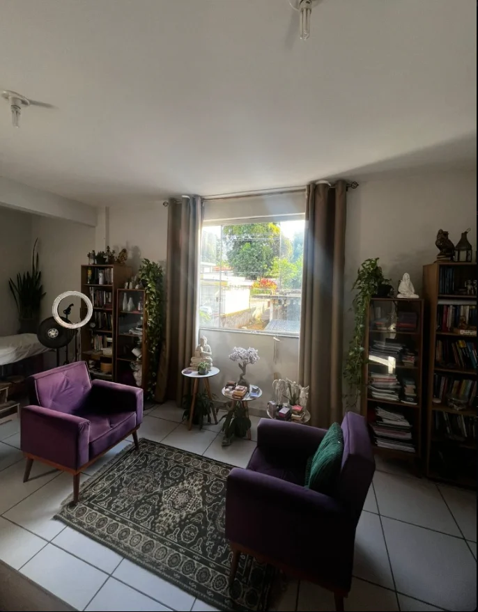 Ana Paula no Consultório num espaço de psicanálise acolhedor